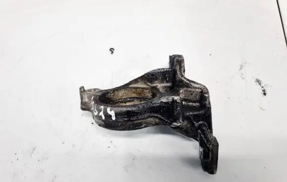 Engine mounting bracket