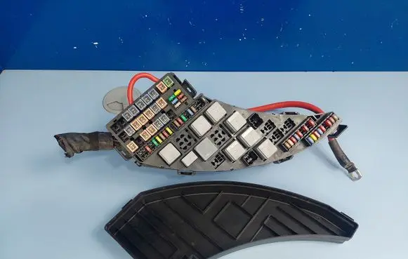 Jaguar S-Type Fuse module 2R8T14A003FB 2R8T14A067CA