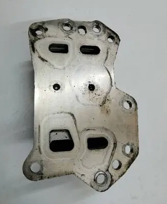Nissan Qashqai Oil filter mounting bracket