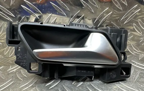 Peugeot 208 II Rear door interior handle 98201552