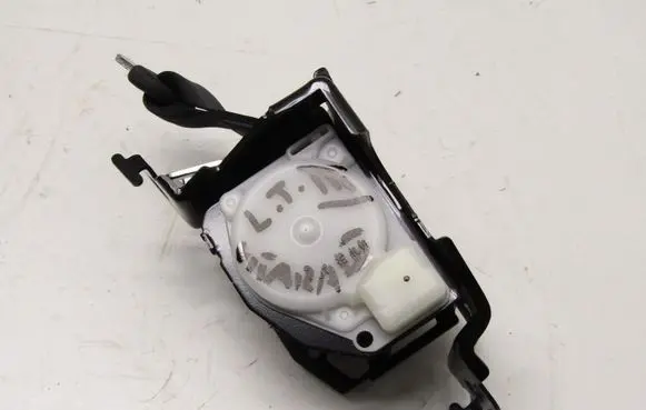 Suzuki Vitara (LY) Middle seatbelt (rear)