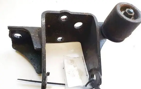 Toyota Auris 150 Engine mounting bracket