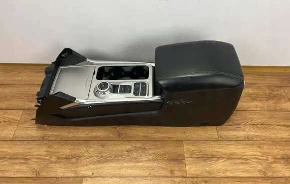 Ford Explorer VI Center console 