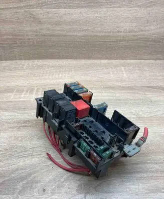 Renault Scenic I Fuse module 7703297988 7703497782A