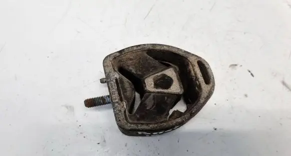 Volkswagen PASSAT B5.5 Engine mount bracket 