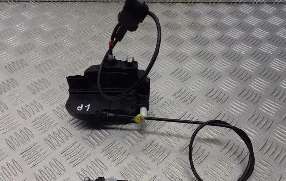 Nissan Note (E11) Front door lock