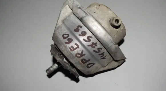 BMW 5 E60 E61 Engine mount bracket 6761092