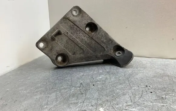 BMW 5 E60 E61 Engine mounting bracket 6769279 13807410