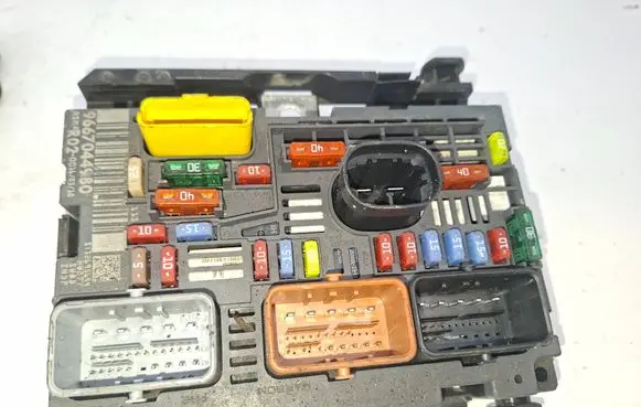 Citroen C4 I Picasso Fuse module 9667044980