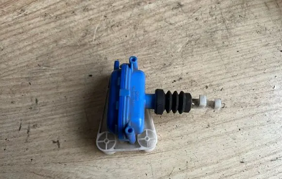Audi 100 200 5000 C3 Central locking vacuum pump 443862153B