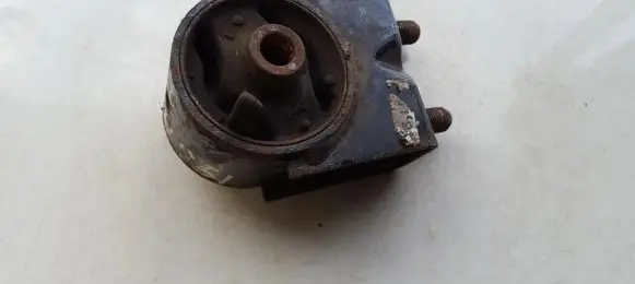 Mazda MPV Engine mount bracket