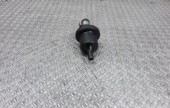 Audi A8 S8 D2 4D Breather valve 077133517C 0280142308