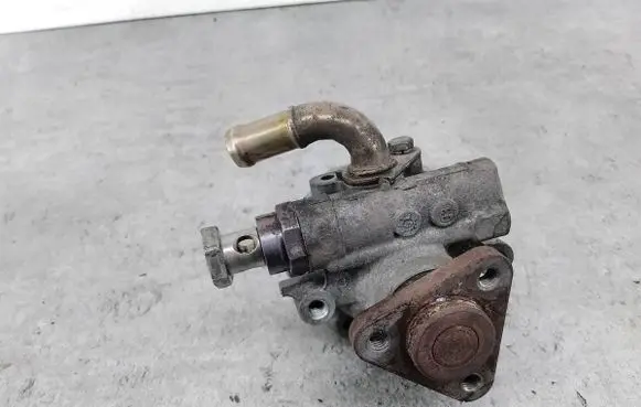 Volkswagen PASSAT B5.5 Power steering pump 8D0145177Q
