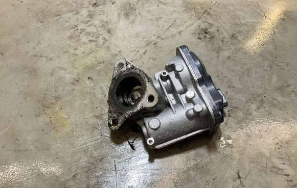 Nissan Juke I F15 EGR valve H8201143495 147102557R T051010390