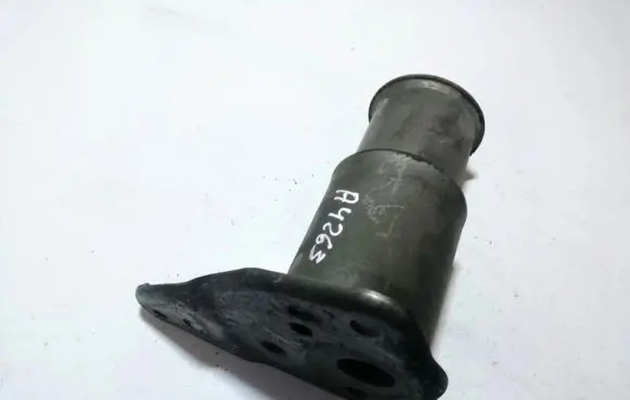 Front bumper mounting bracket