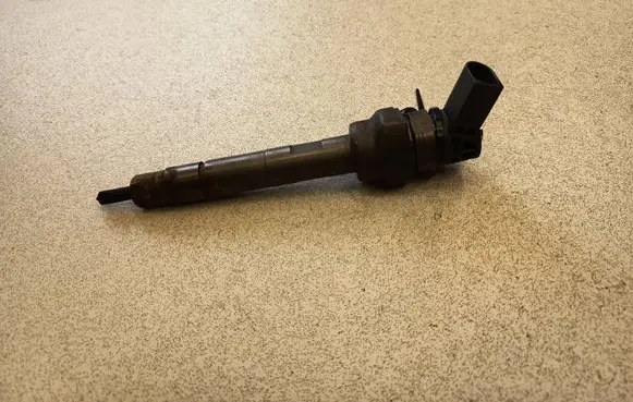 BMW X5 F15 Fuel injector 7810702 4451104810
