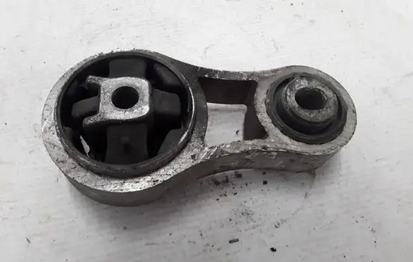 Opel Vivaro Engine mounting bracket 8200003827