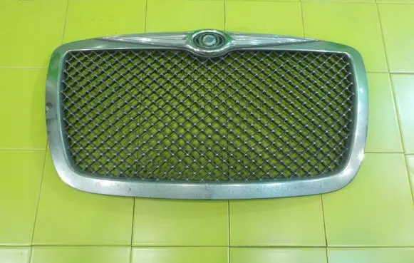 Chrysler 300 - 300C Front bumper upper radiator grill XP36