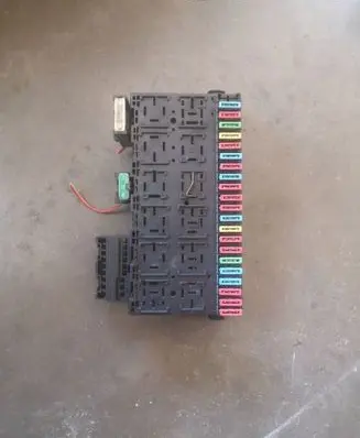 Volkswagen Golf III Fuse box set 357937039