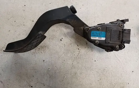 Accelerator throttle pedal