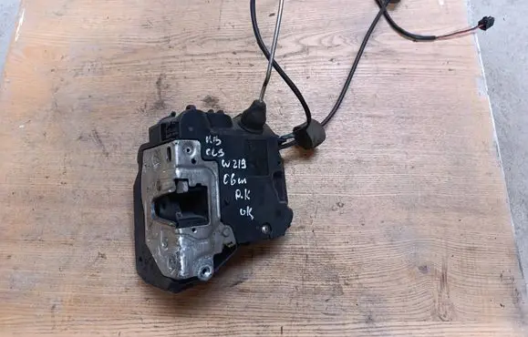 Mercedes-Benz CLS C219 Front door lock 