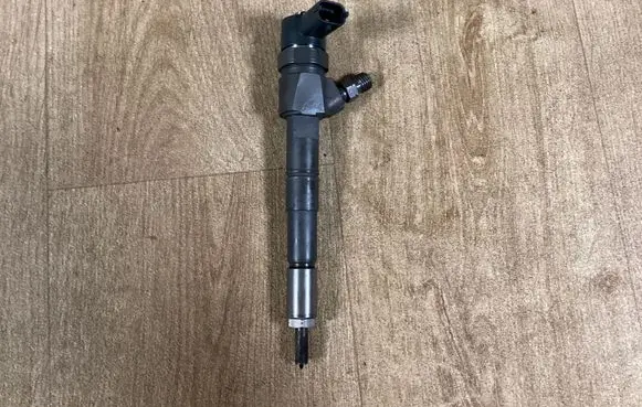 Opel Insignia A Fuel injector 95517502