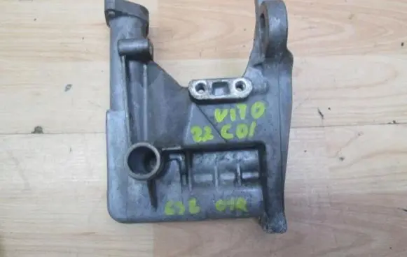 Mercedes-Benz Vito Viano W638 Engine mount bracket A2126900807