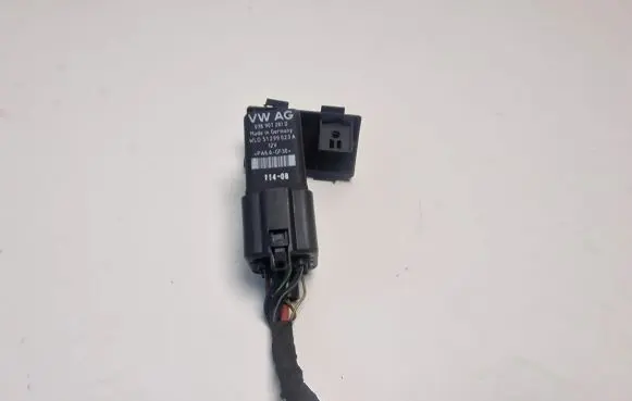 Volkswagen PASSAT B6 Glow plug pre-heat relay 038907281D