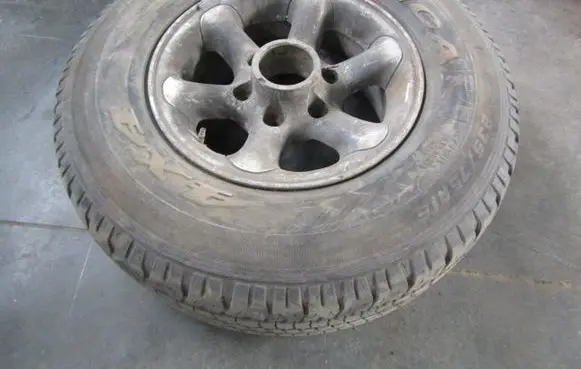 Ford Maverick R12 alloy rim 