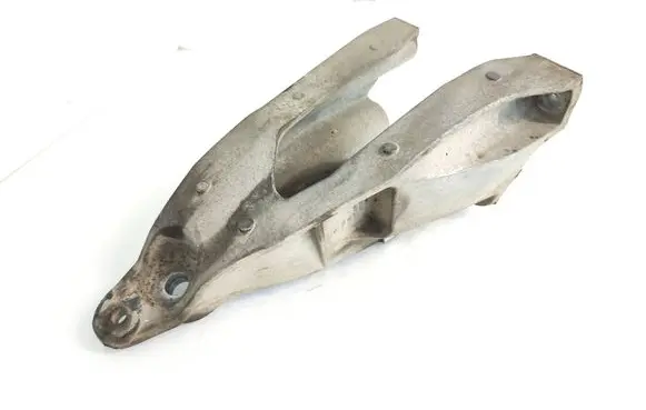 Engine mounting bracket