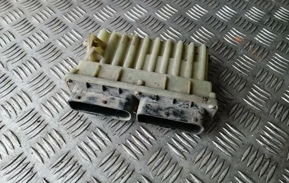 Opel Zafira A Fan control module 24410130 15396912