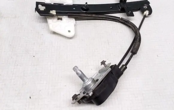 Rear door manual window regulator