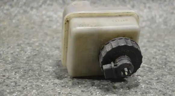 BMW 3 E30 Brake fluid reservoir 