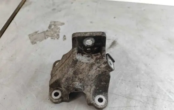 Jaguar XE Engine mount bracket T2H46437