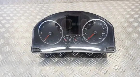 Volkswagen Tiguan Speedometer (instrument cluster) 5N0920970D