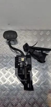 BMW 2 F45 Brake pedal