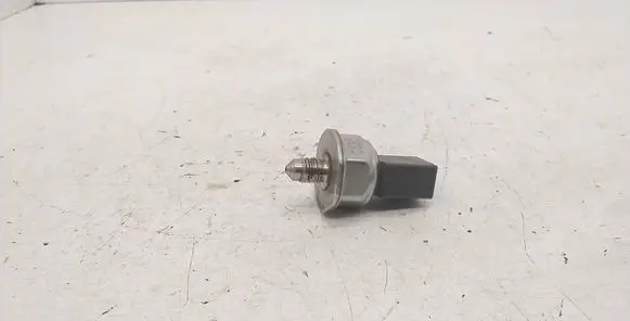 BMW 3 E90 E91 Fuel pressure sensor 7537319