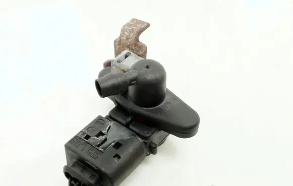 BMW 3 E90 E91 Vacuum valve 7566784 756678401 6PD7500