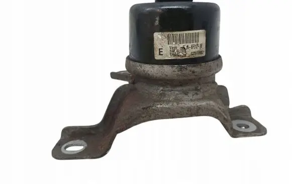 Engine mount vacuum valve