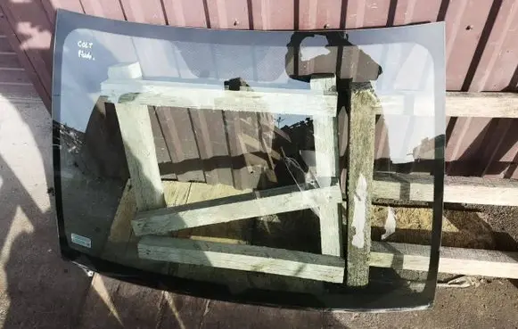 Mitsubishi Colt Front windscreen/windshield window 