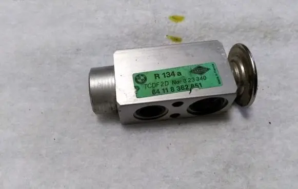 BMW 3 E46 Air conditioning (A/C) expansion valve 64118362851