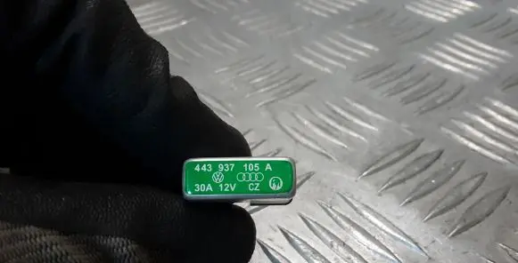 Volkswagen PASSAT B6 Window washer relay 443937105A