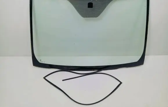 Toyota Yaris Front windscreen/windshield window 