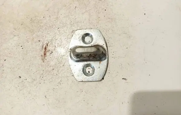 Toyota Avensis T250 Front door lock loop/hook striker 