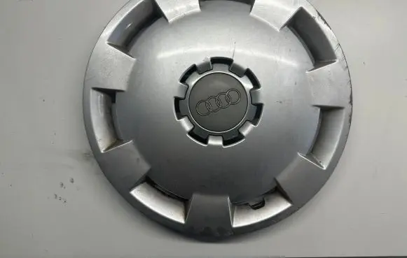 Audi A3 S3 8L R15 wheel hub/cap/trim 8E0601147