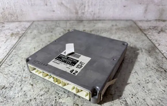 Toyota Avensis T220 Engine control unit/module 8966105420 MB1758005034