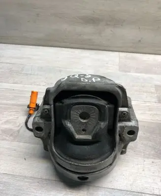 Engine mount bracket