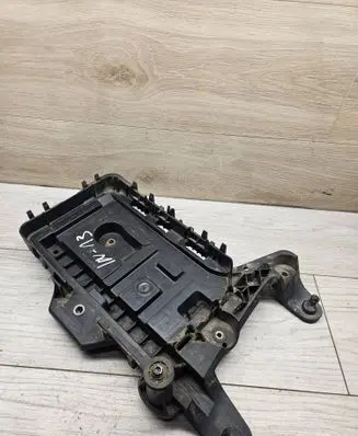 Volkswagen Touran I Battery tray 1K0915333
