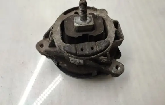 BMW 1 F20 F21 Engine mount bracket 6787657
