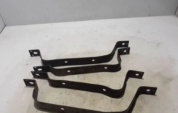 Fuel tank mounting bracket